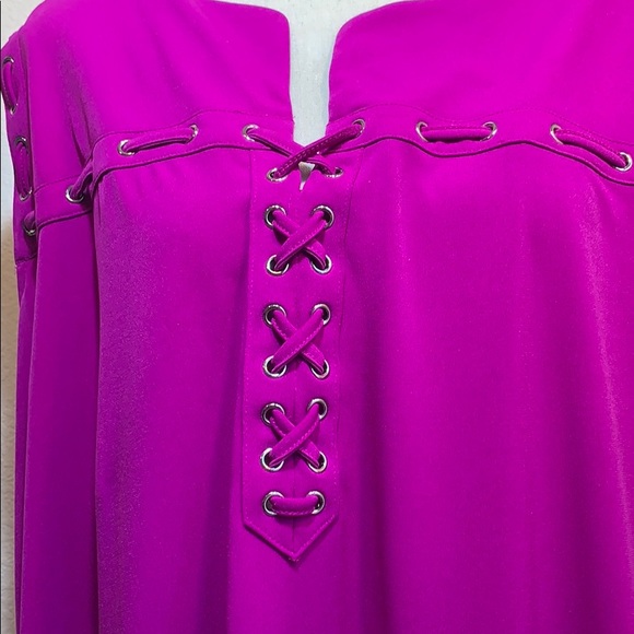 Peter Nygard sleeveless V-neck laced up front top - Picture 3 of 6